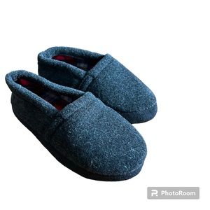 ⚪️Boy’s size 2-3 charcoal slide-on slippers, barely worn w/hard bottoms⚪️